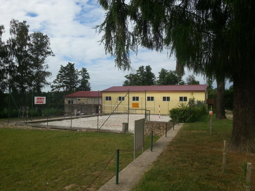 Rekreacni Areal Zbraslavice Hotel Exterior photo